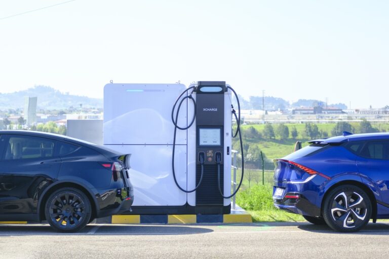 Nachhaltige Ladelösungen für Elektrofahrzeuge: Die XCharge Net Zero Series setzt neue Standards